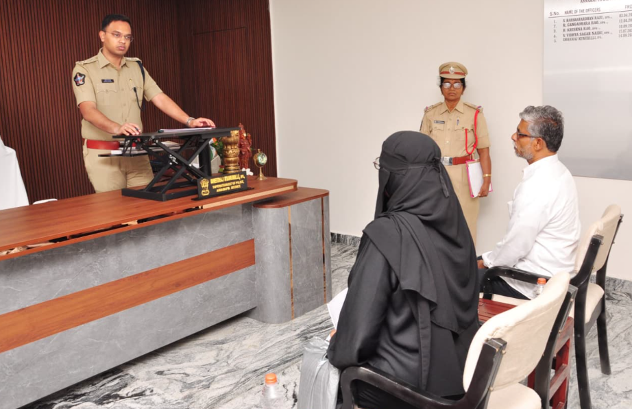 మదనపల్లెలో సోమవారం జరిగిన 'ప్రజా సమస్యల పరిష్కార వేదిక'లో జిల్లా ఎస్పీ శ్రీ ధీరజ్ కునుబిల్లి ఐపీఎస్,. గారు ప్రజల నుండి ఫిర్యాదులు స్వీకరించారు.